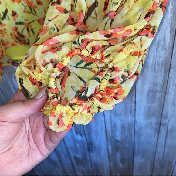 NWT Vince Camuto Yellow Smocked Floral V Neck Blouse - Picture 3 of 6